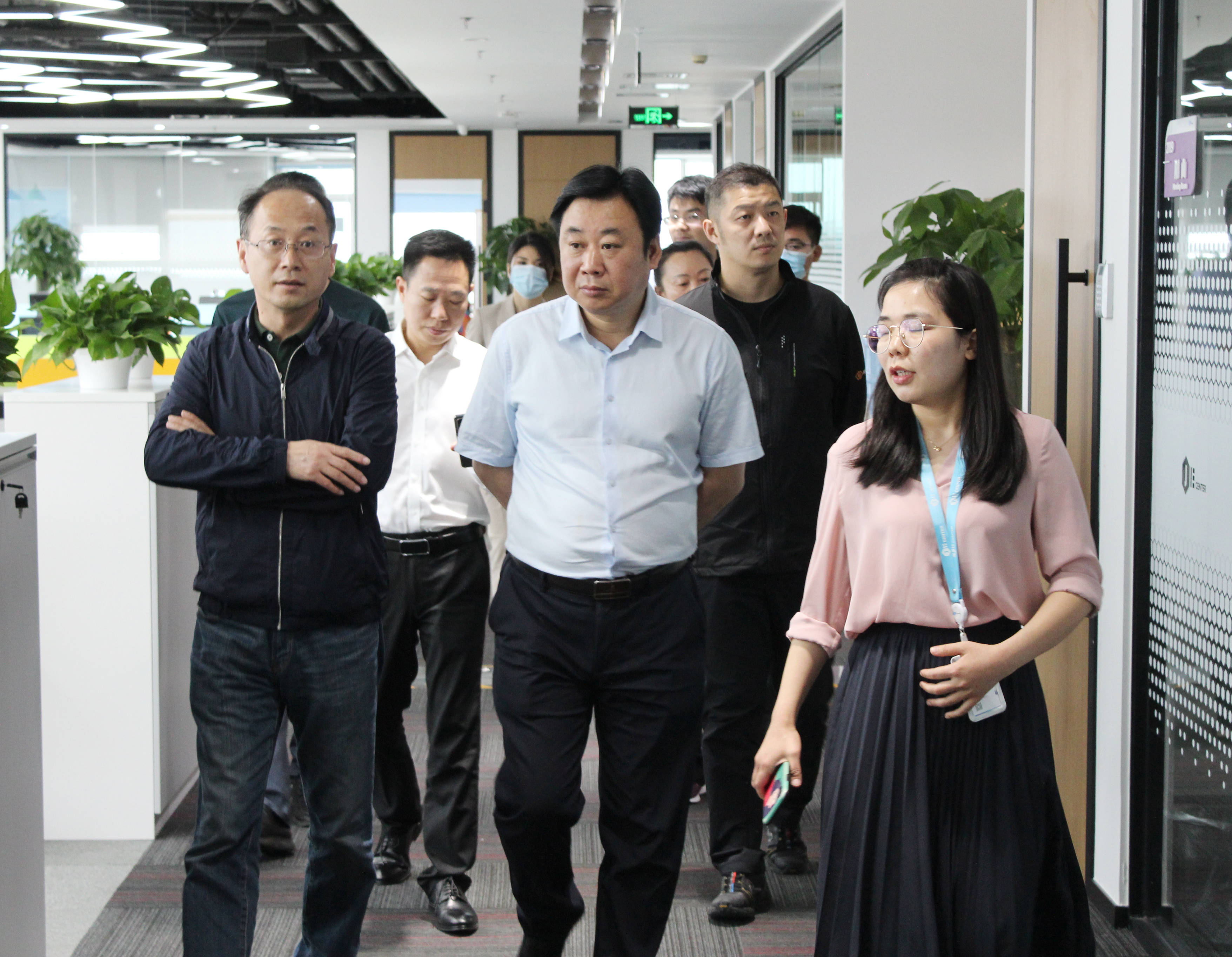 南阳市政府党组成员,高新区党工委书记罗岩涛一行到访双创街控股