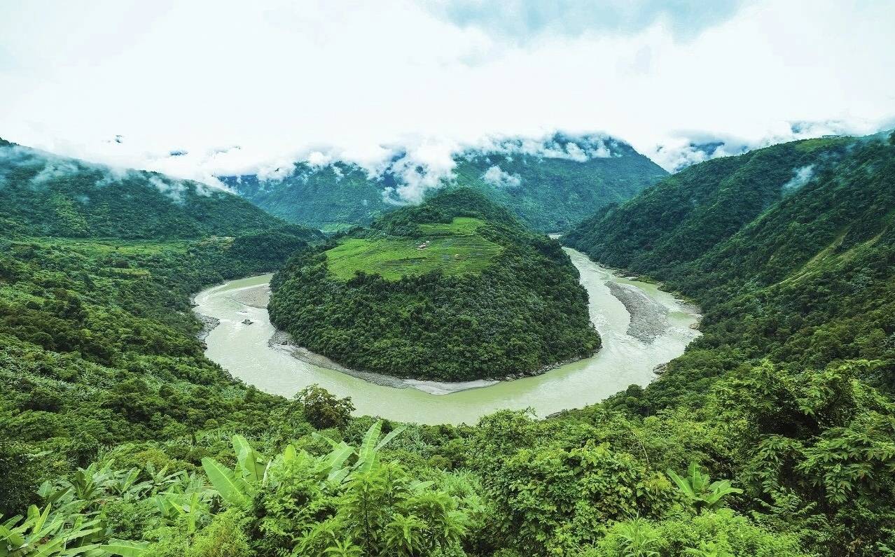 嘎隆拉山平均海拔4800米,位于波密县与墨脱县之间,处在喜马拉雅山脉的