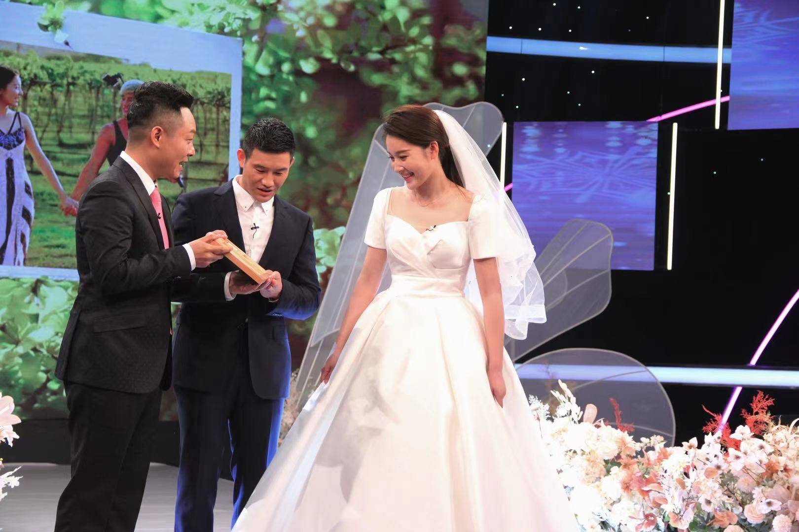 谢孟伟携妻子做客男人世界节目中大秀恩爱补办梦幻婚礼