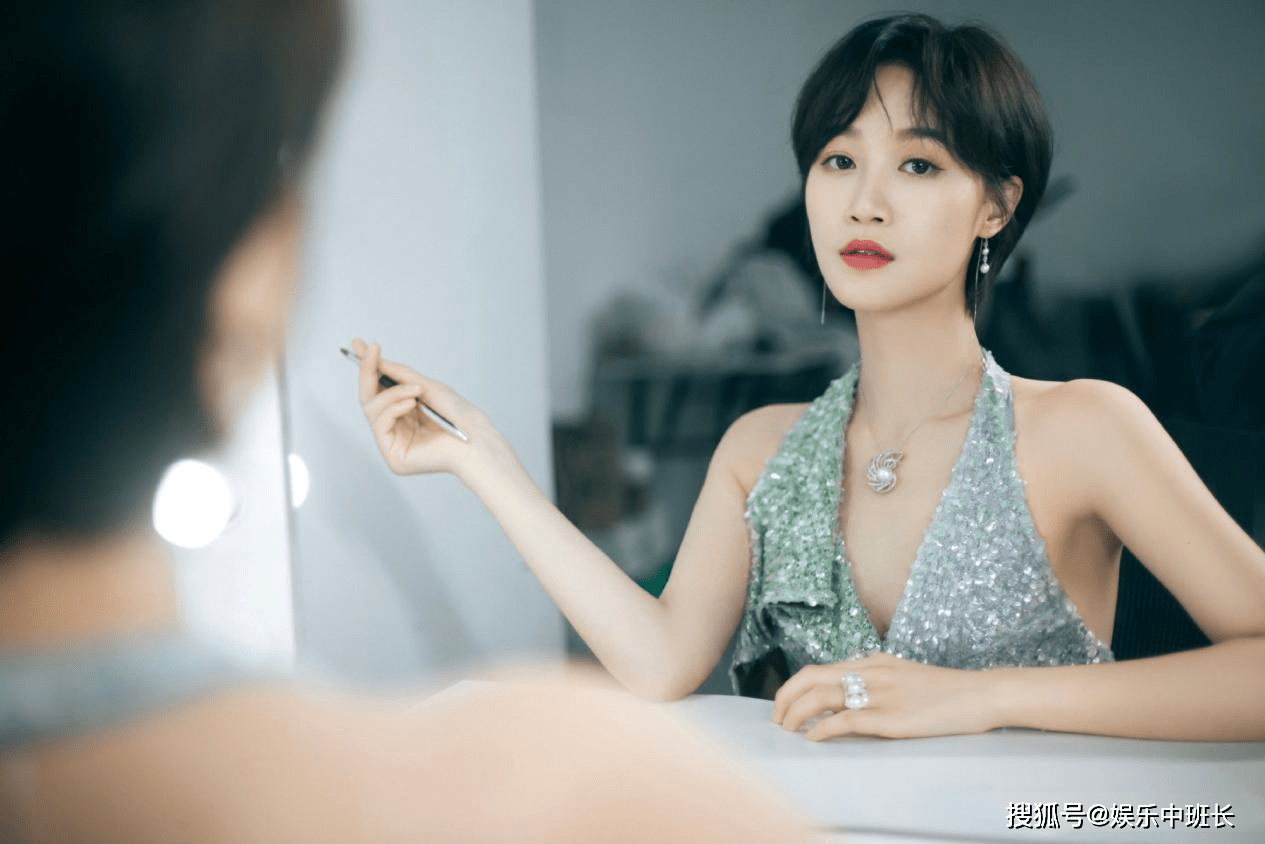 这部剧可是来头不小啊,这是由冯小刚执导,陈枰编剧,赵小丁摄影,蓝盈莹