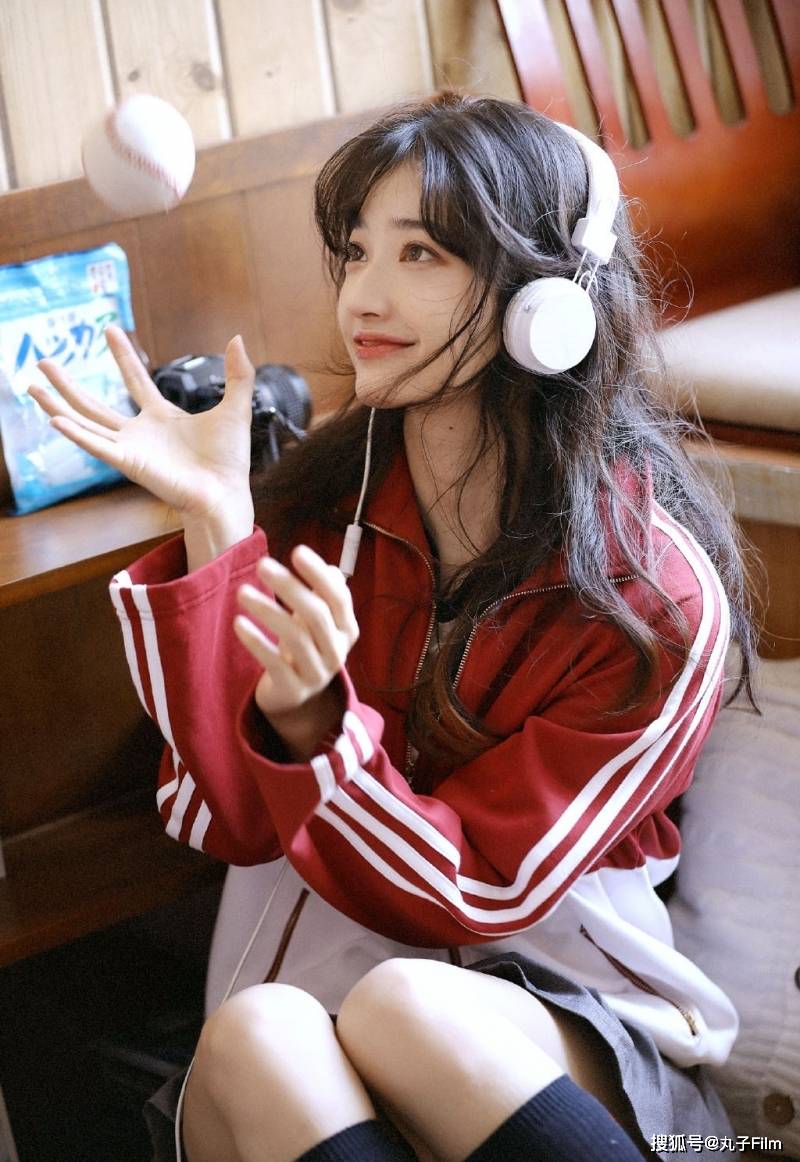 性感美女时尚写真运动服美少女青春活力俏皮可爱清纯甜美迷人