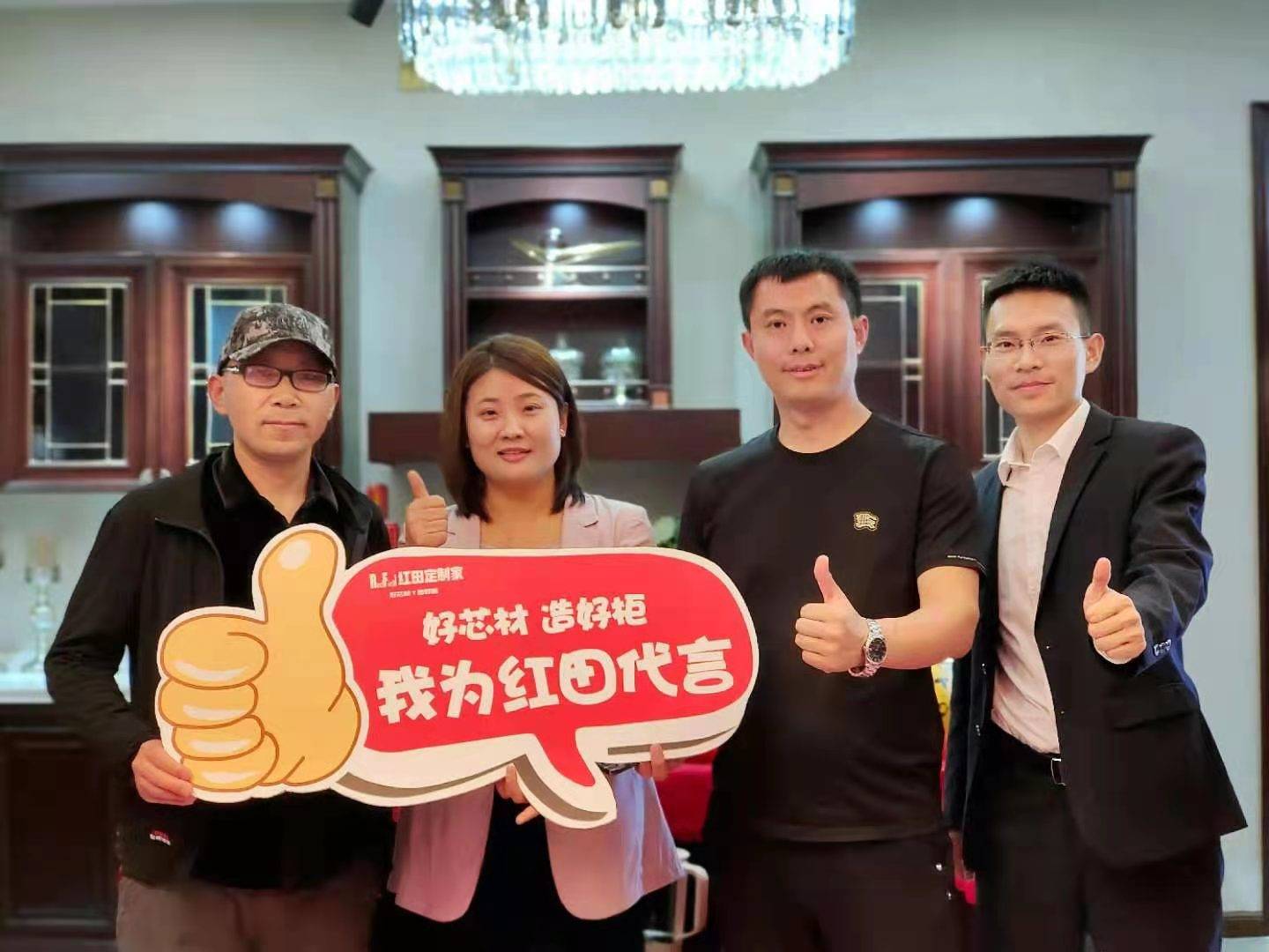 部分业主签单合影此次开业活动,"送福利"是一大重头戏,开业钜惠,实力