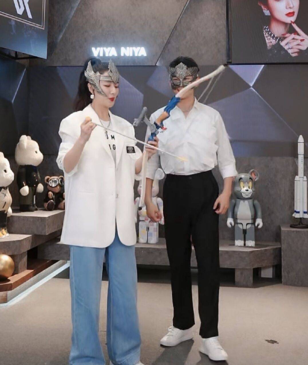 吴磊和薇娅同台直播,甜蜜互动幽默有趣,真是俊男靓女呀!