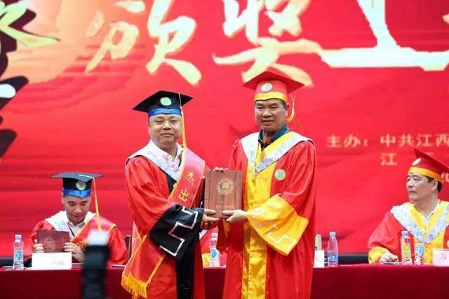 鸿利智汇集团股份有限公司董事长李国平,毕业于江西新余渝州电子工业