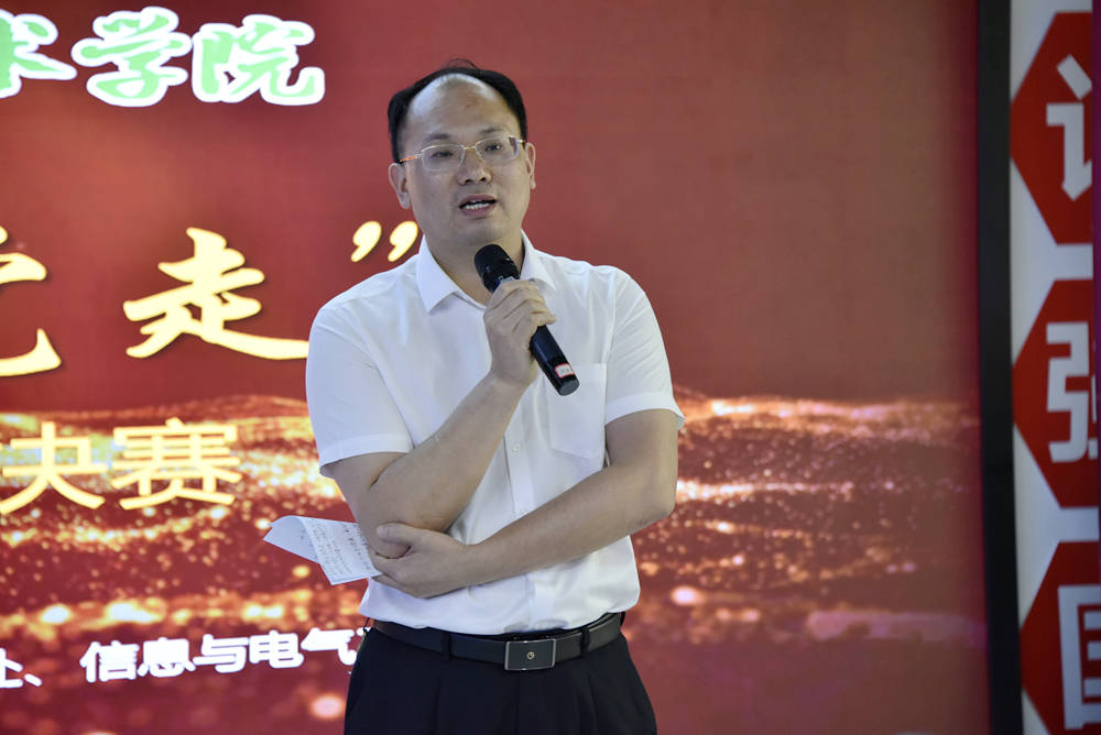 广西现代职业技术学院副院长杨奎在总结发言中指出,我党是百年大党