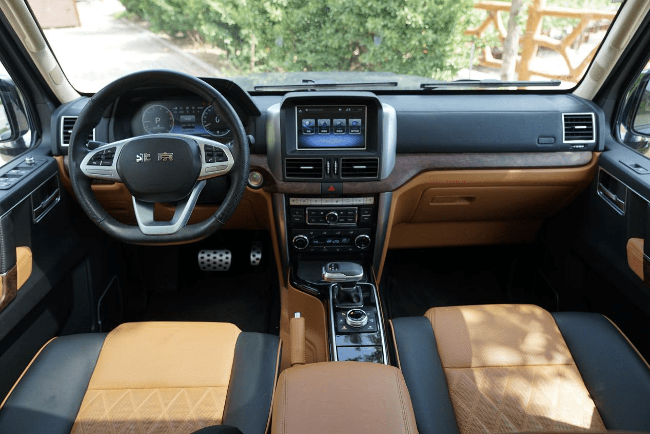 bj80的内饰用料非常不错,大面积的使用了软性材质包裹,方向盘配置一键