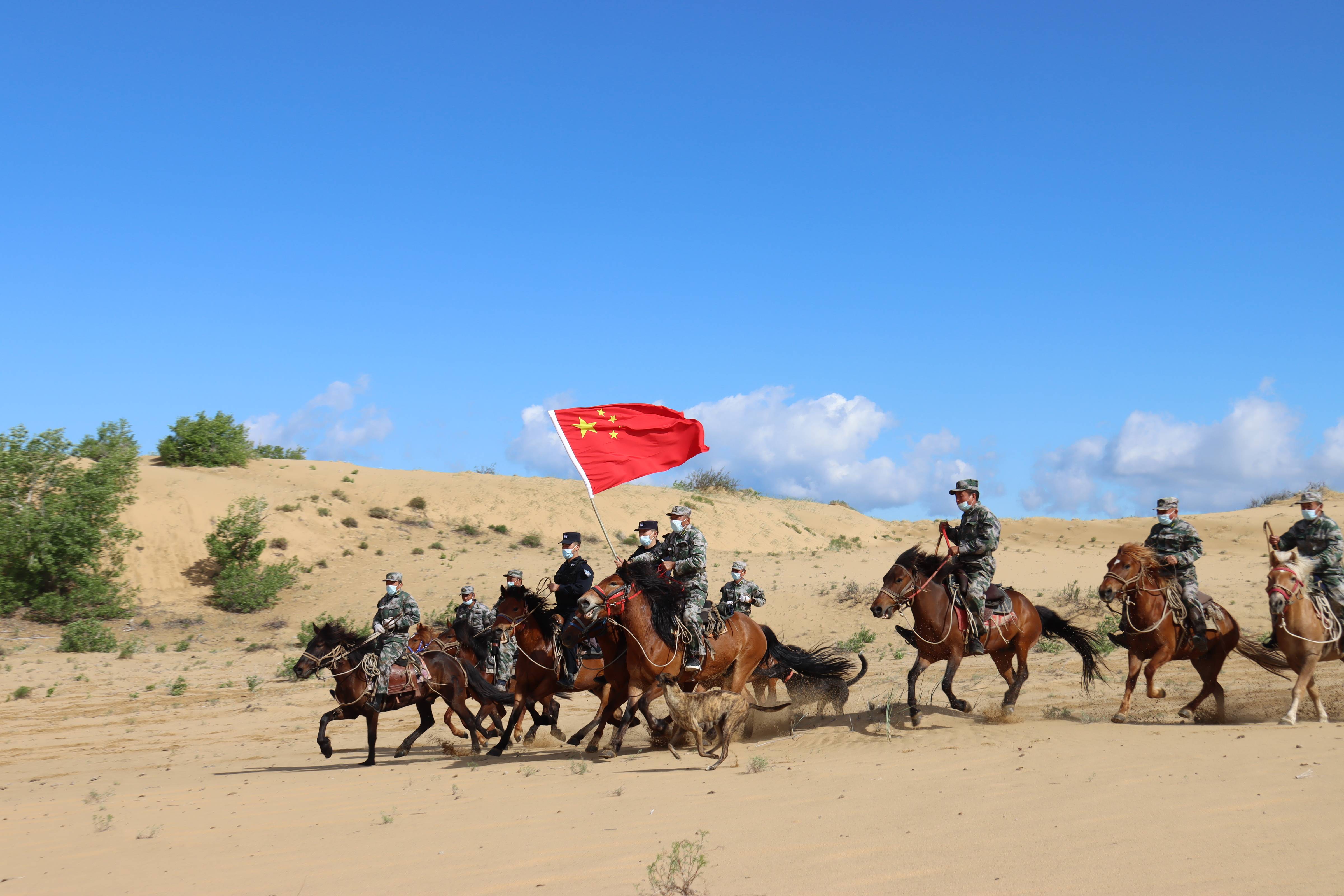 2018年10月派出所成立骑兵中队,定期对边境沙漠地带进行巡逻防护.