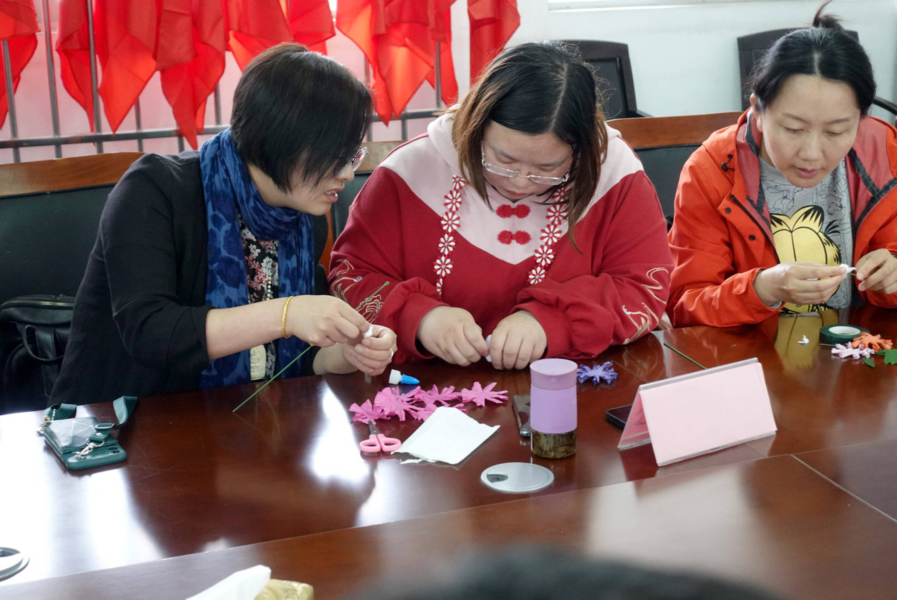 苏州市平江实验学校分校陆磊老师传授纸藤花制作技巧_活动