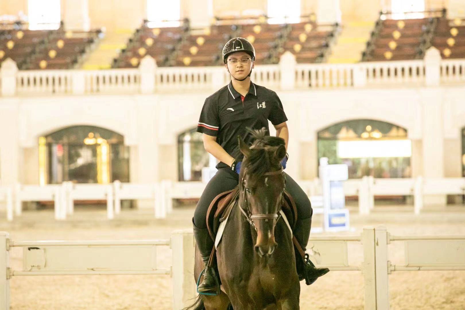 由总教练martin lips主讲,在课程中他详细介绍了马术运动中通往成功所