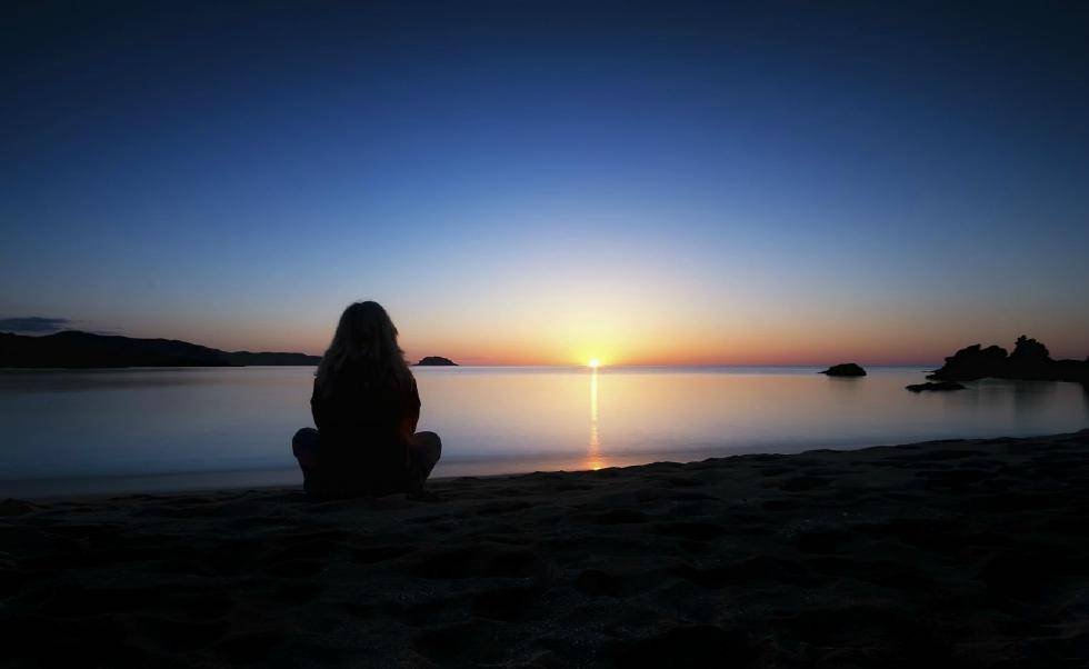 与无数的人擦肩而过中,"空巢青年"中经常会产生一种无助,孤独,彷徨等