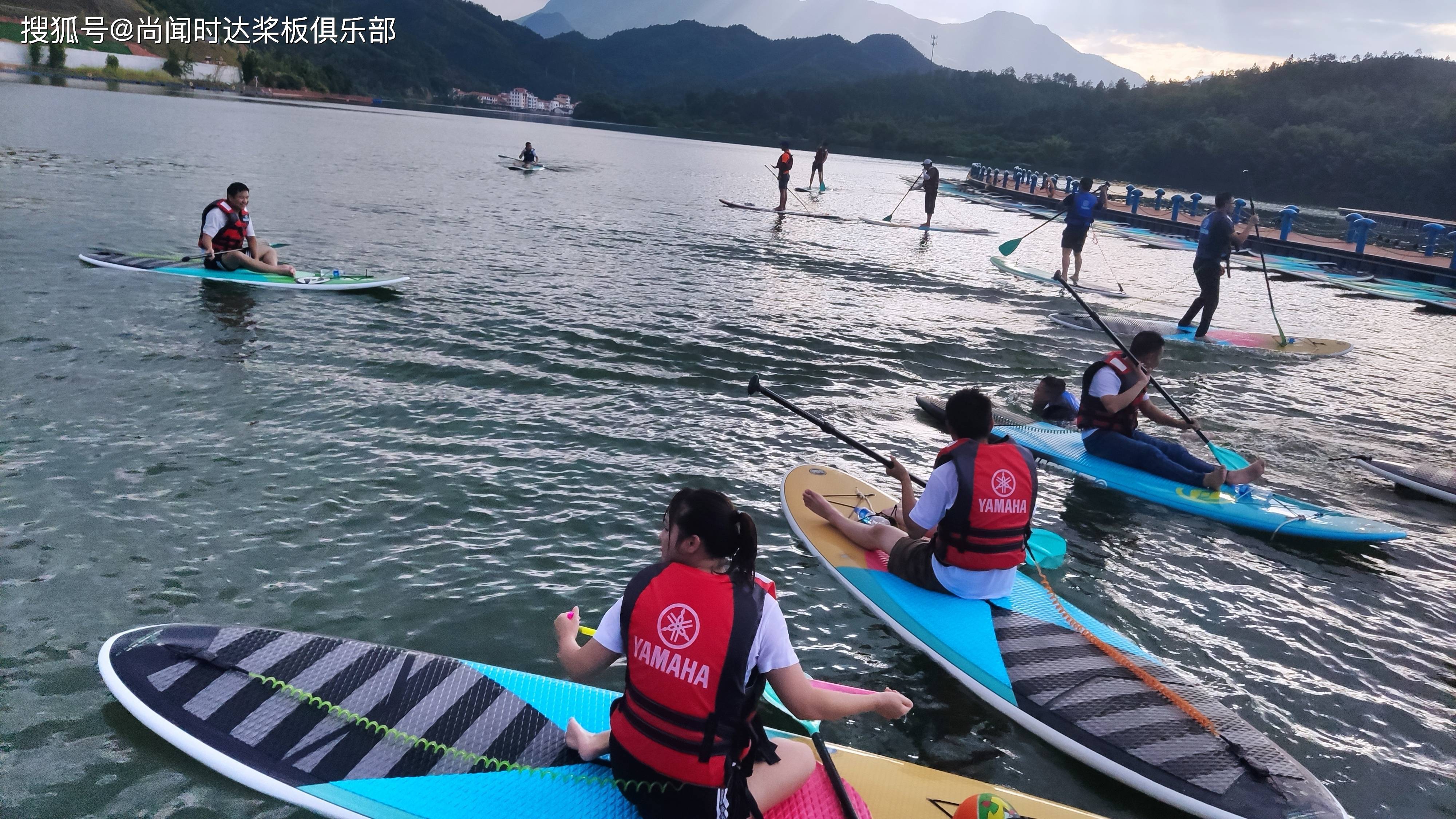 原创2021年儿童节在上犹南湖垂钓中心体验桨板悠闲划行微风拂来享受