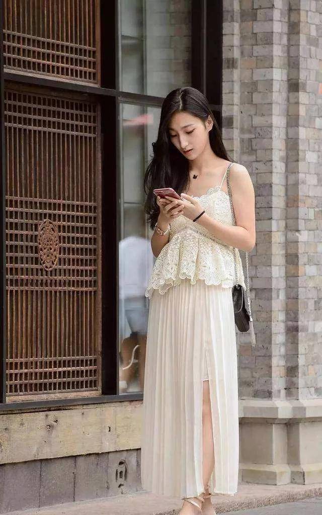 夏日里的微风把小姐姐的齐肩短发吹起来带着一种浪漫的气息.