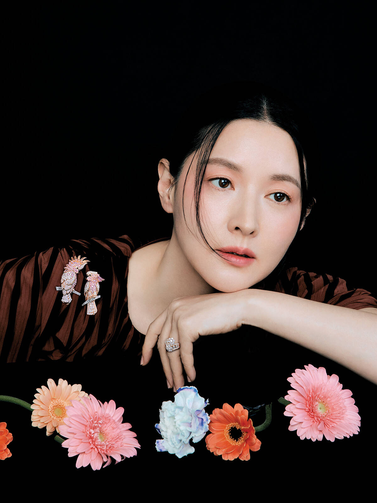 李英爱身穿黑色抹胸裙气质优雅手拿花朵妩媚动人