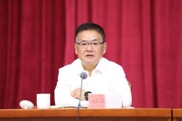 并在会上作表态发言崂山区委副书记,区长王峰通报了崂山区创建全国