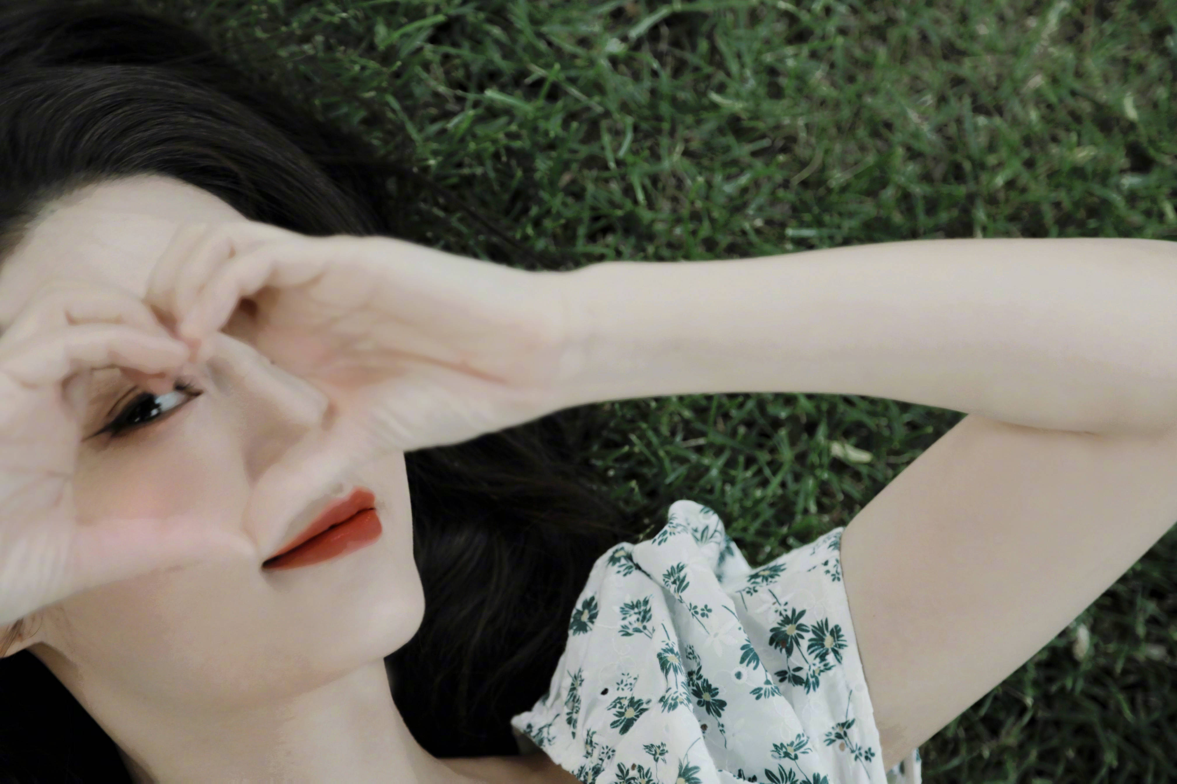 李沁身穿碎花裙秀优越肩颈线涂红唇侧颜绝美