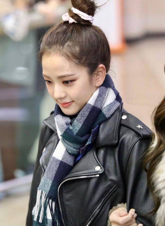 韩剧女主脸金智秀,随意穿着皮衣外套,教你在冬天保暖不失时尚