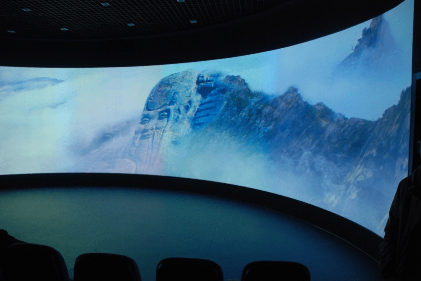 按秒收费弧幕投影分为120°,150°,180°,360°不同的弧形,其影片内容