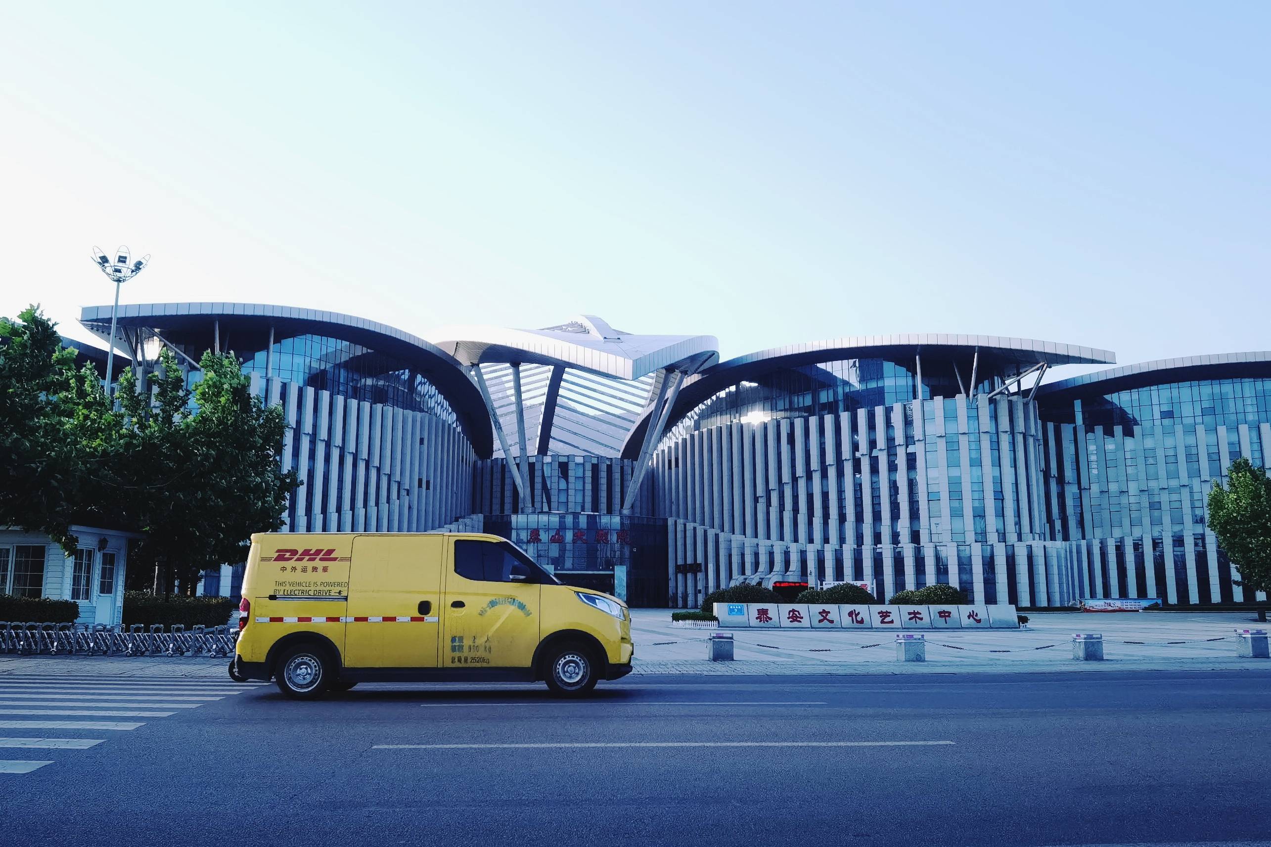 中外運敦豪派送車行駛在泰安市區