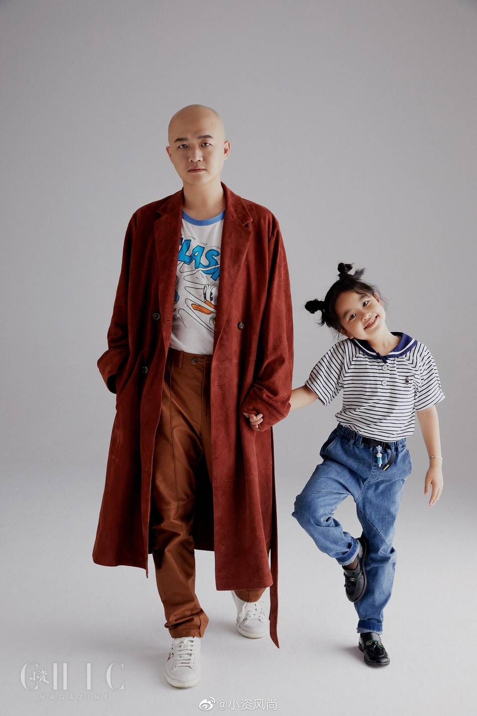 包贝尔父女写真照童趣十足 爸爸肩扛女儿笑容灿烂