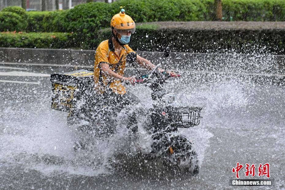 广州遭暴雨袭击 街坊撑伞有序测核酸 医护冒雨坚守