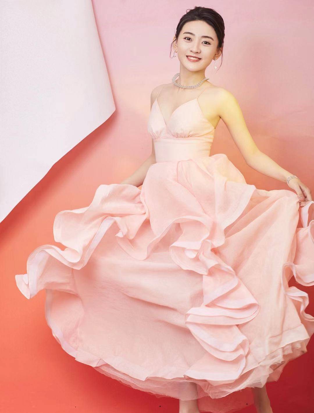 很久没解析梁洁穿搭啦一身粉色调连衣裙活力满满