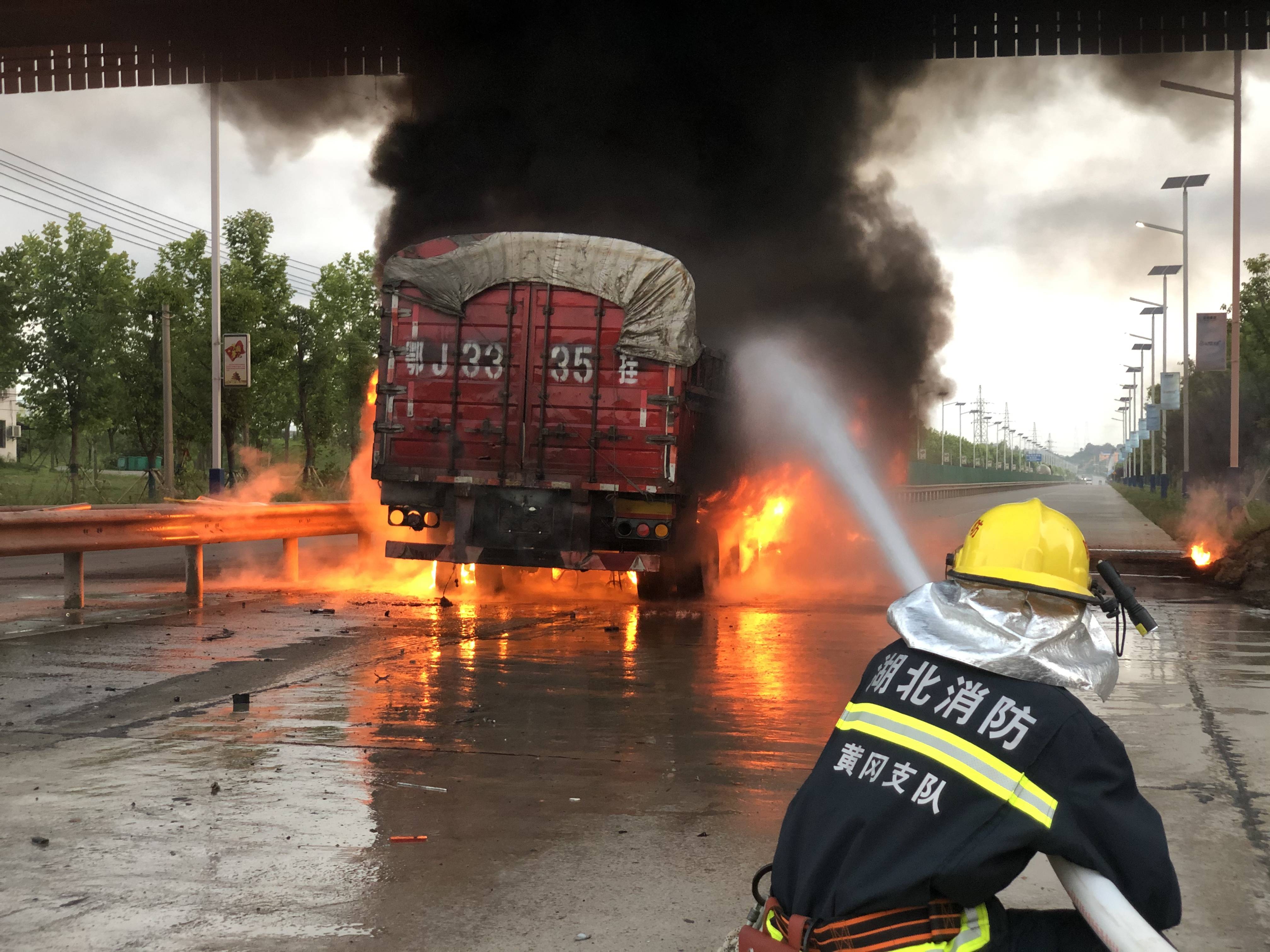 湖北武穴:货车突然起火油箱漏油,消防果断处置