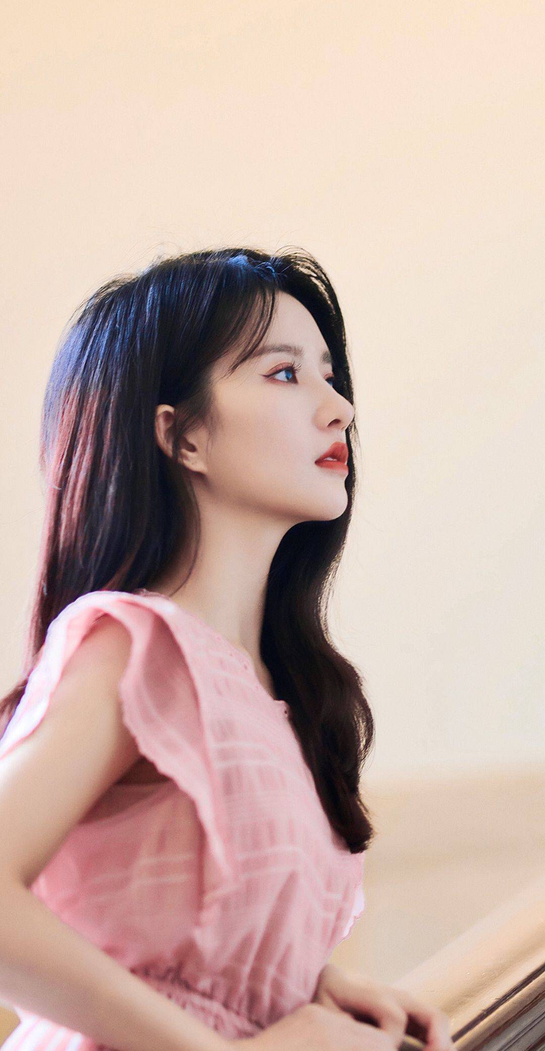 刘些宁粉红格裙街拍大片