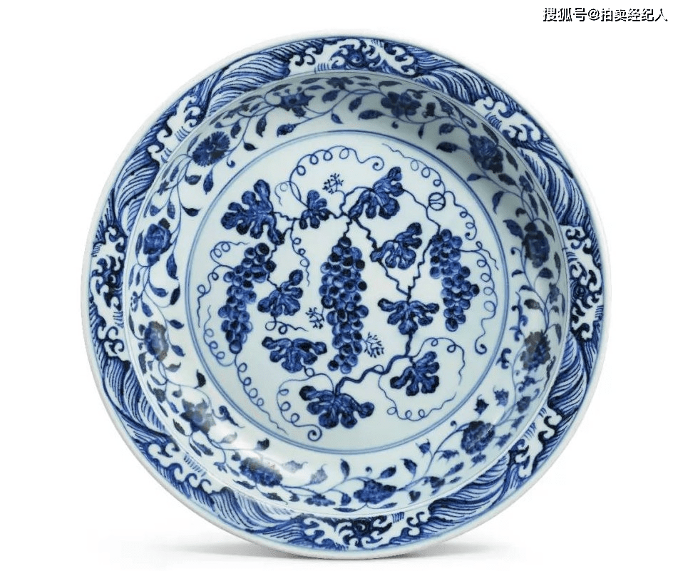 明初瓷器的纹饰及造型,往往带有中亚西域或伊斯兰风格.