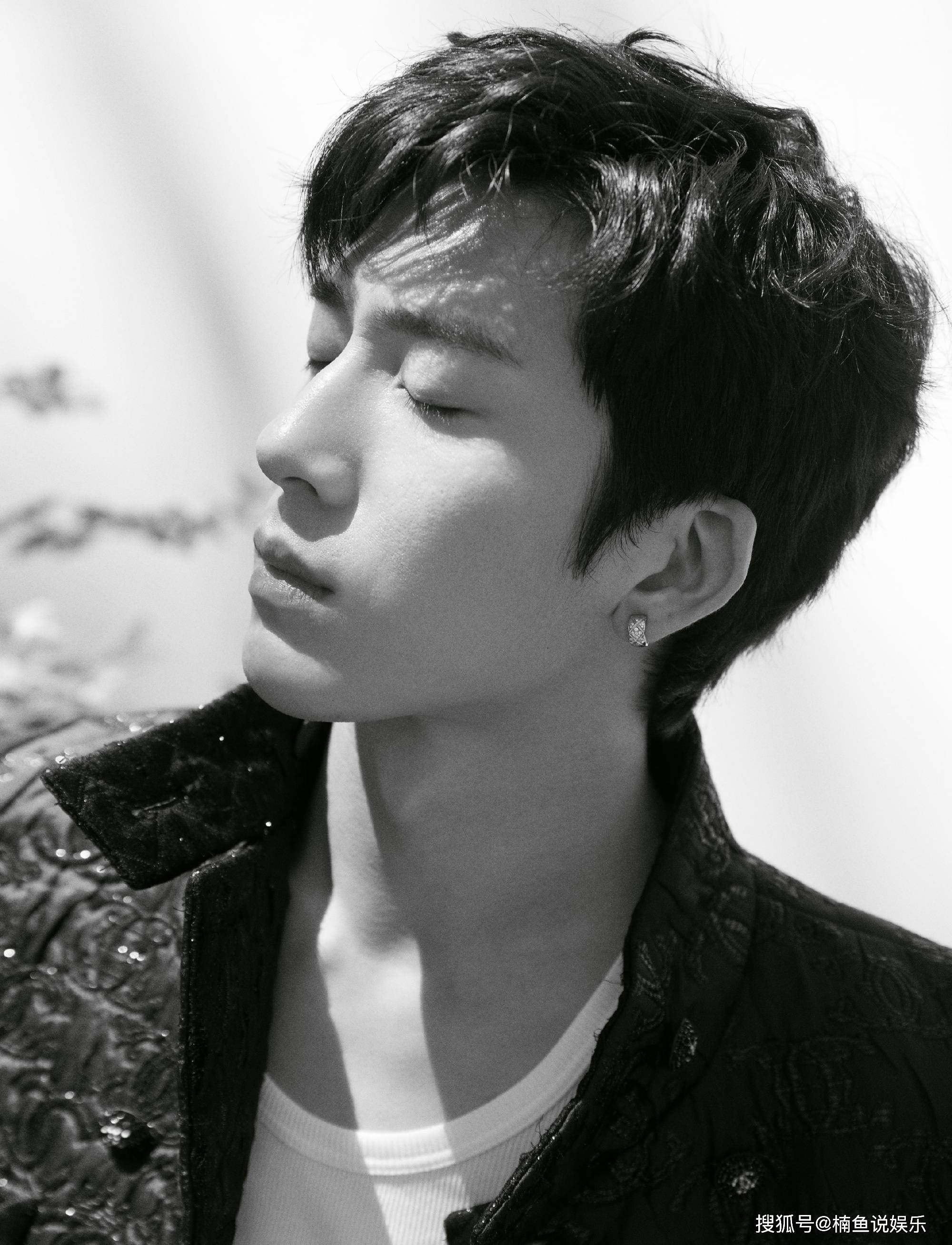 原创井柏然竹林光影大片侧颜精致意境十足轻奢贵公子气质好迷人