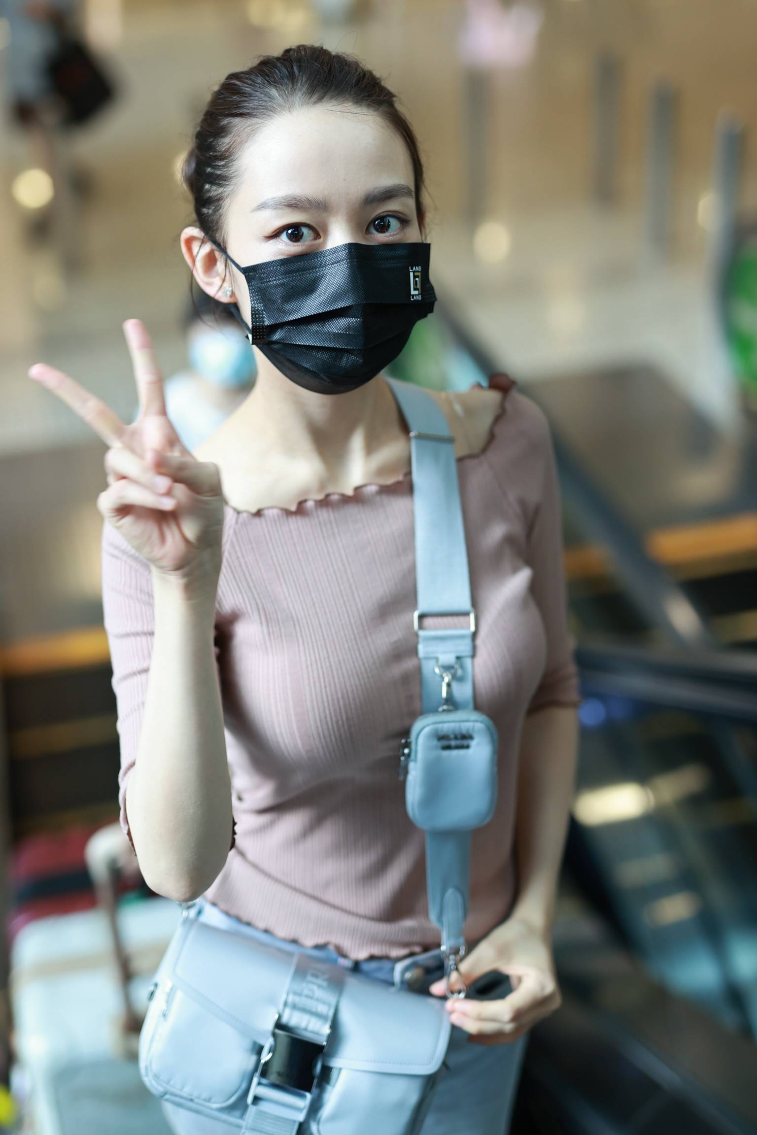 辣妈吉娜甜美比v状态满分穿贴身上衣身材傲人