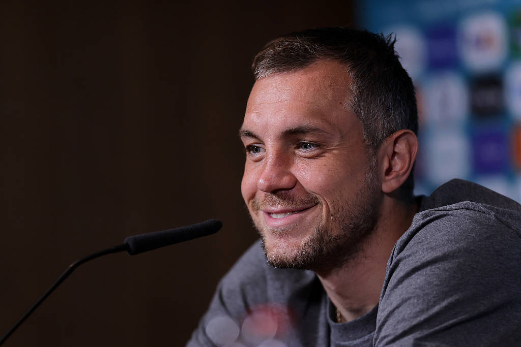 高清图:俄罗斯赛前发布会 切尔切索夫携久巴出席