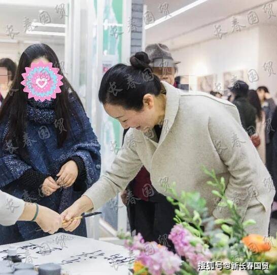 孙楠52岁妻子罕见素颜露面,身材发福衣着朴素