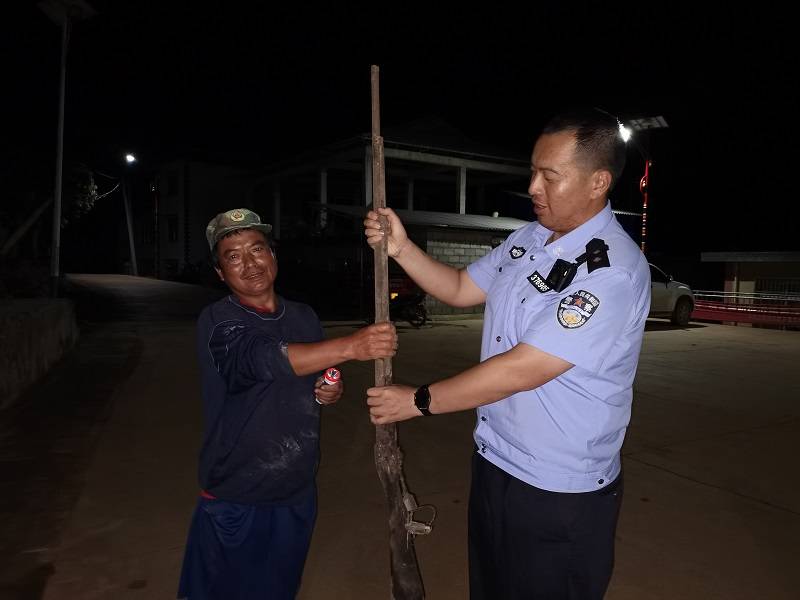 云南普洱:力所边境派出所缉枪治爆宣传显成效 群众主动上交枪支
