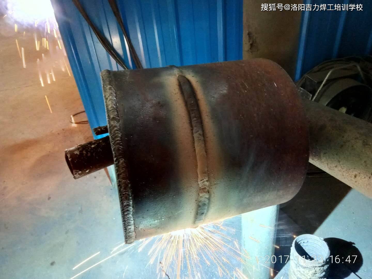 爱恨浮云过一笑掌江山