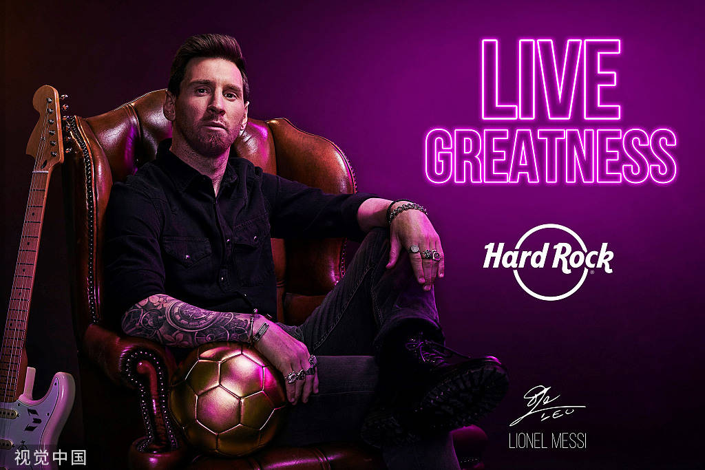 高清图:梅西拍广告变身外卖小哥 女主人一脸懵圈