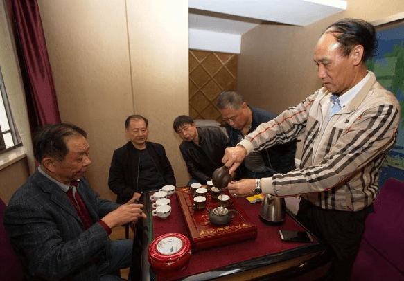 北方人都知道很多生意都是酒桌上谈成的,但是南方人喜欢喝茶,因此茶桌