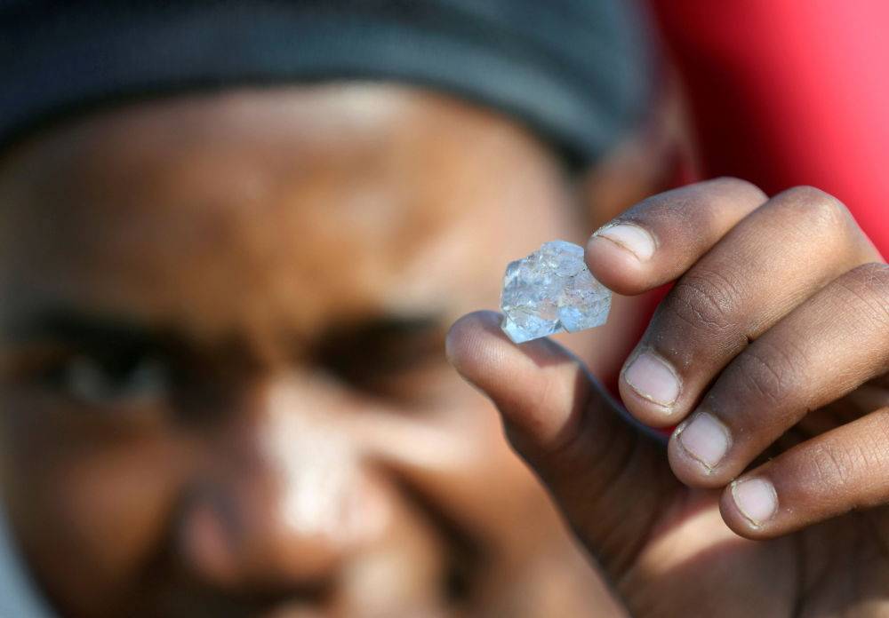 据说,世界上65%的钻石是在非洲的矿山中开采出来的