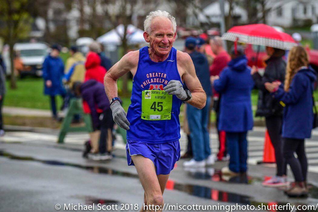 人们开始关注到这位白发苍苍,但速度却非同一般的老人