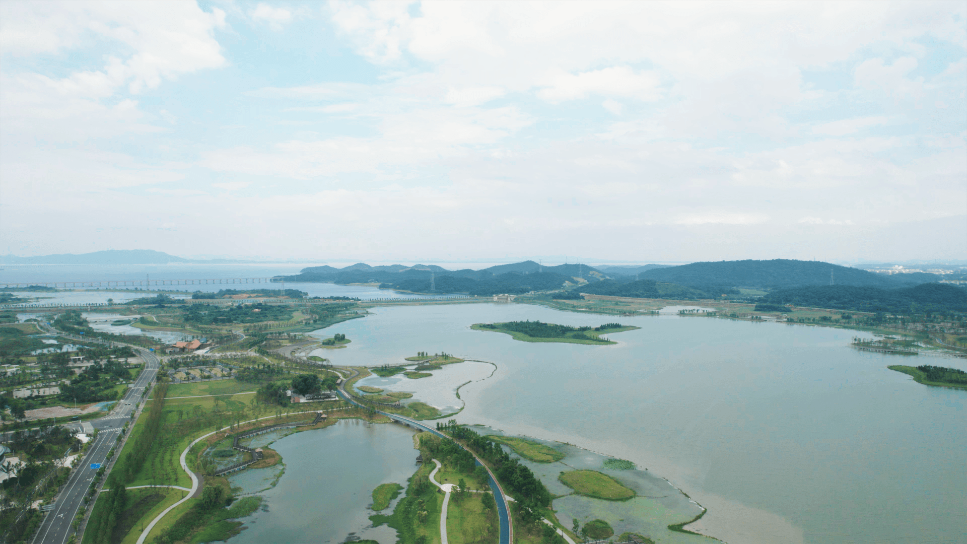 这一方4800亩芳兰湖湿地公园已然出落得楚楚动人,成为九江城市重要