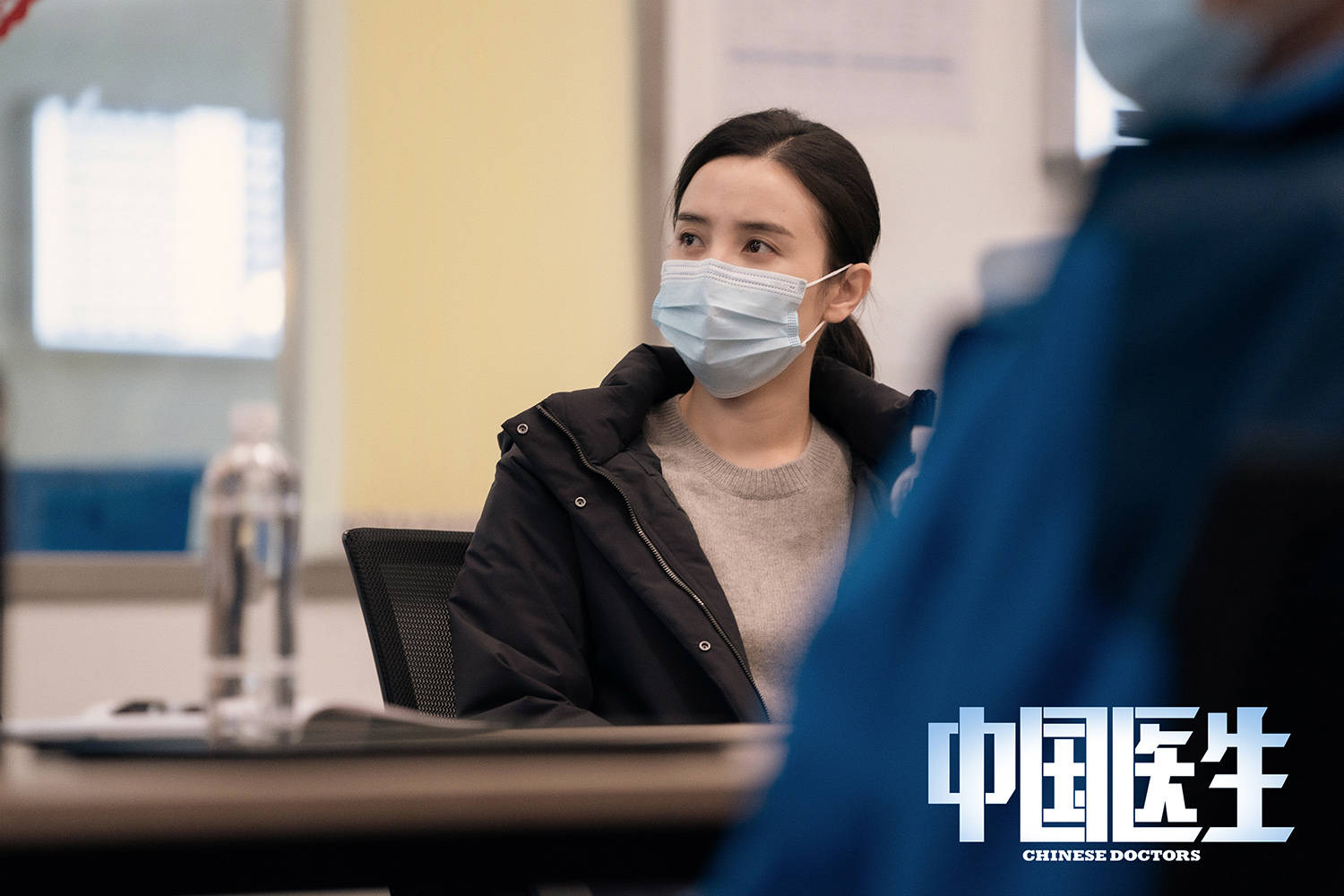 《中国医生》首曝剧照 张涵予袁泉朱亚文易烊千玺宋佳眼神有戏展现抗
