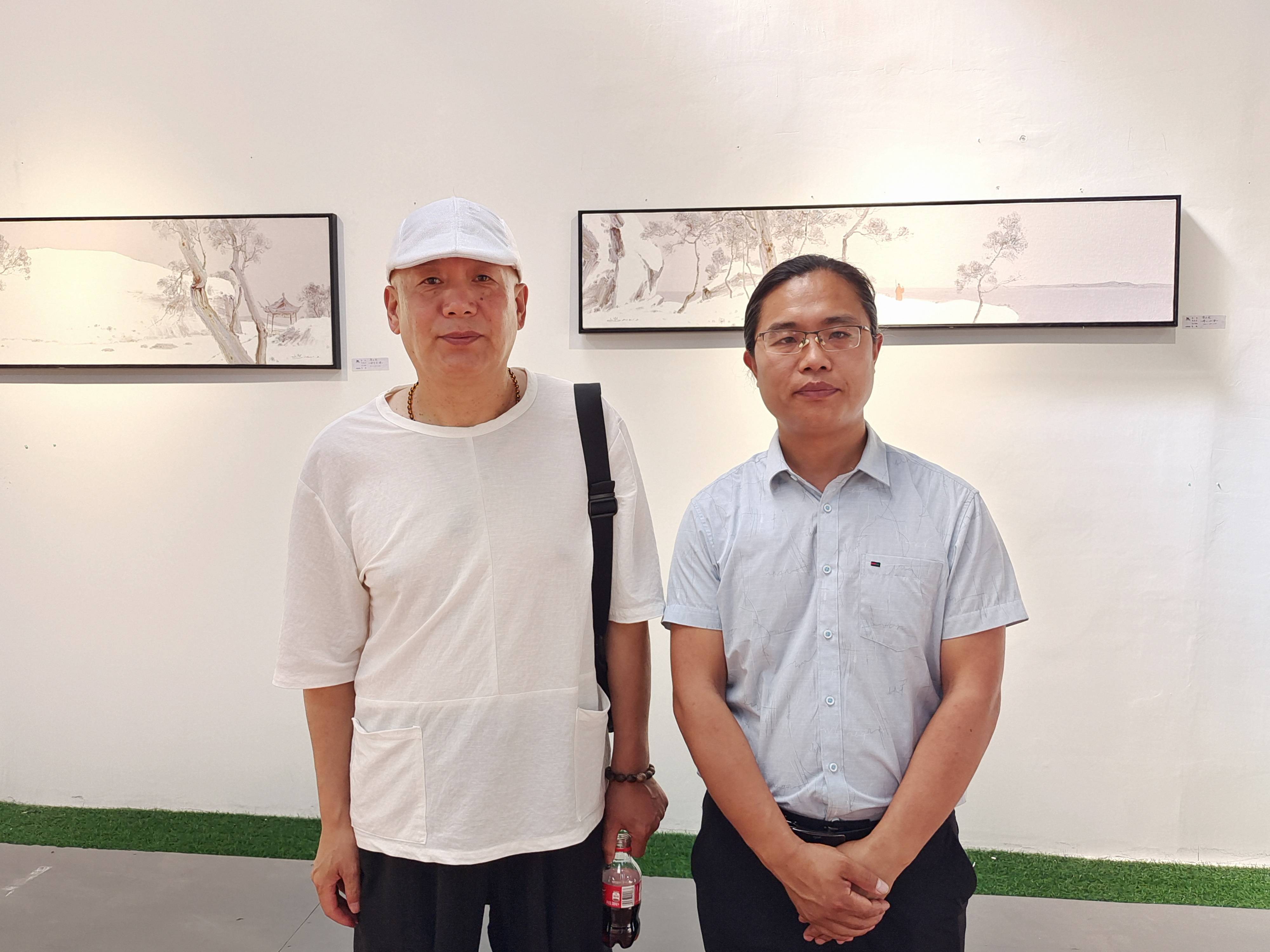 畫家李文新和藝術總監趙志剛在展覽現場