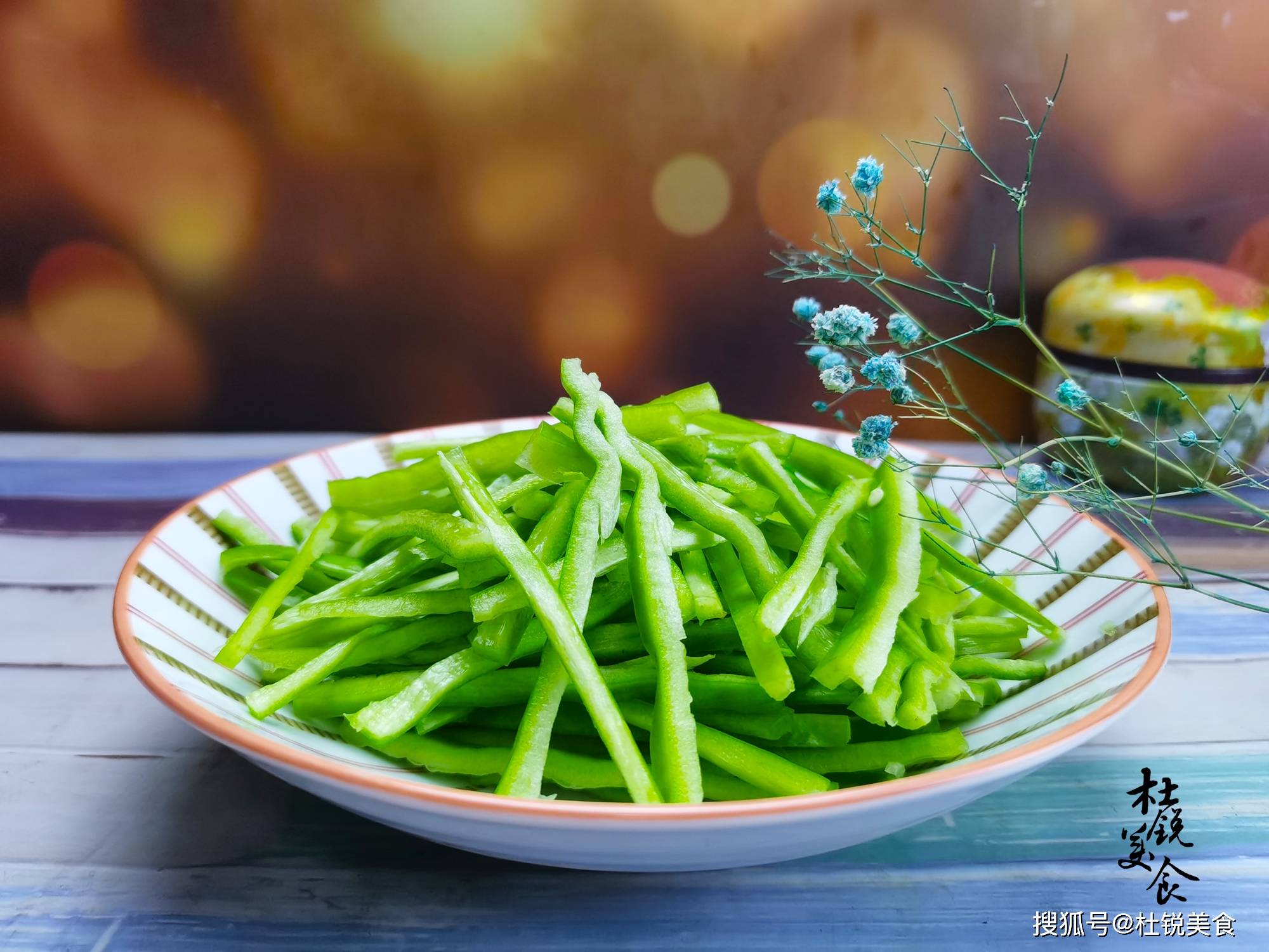 5个左右,清洗干净后从中间片开,去除辣丝,减轻辣度,改刀成细辣椒丝