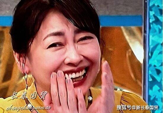 近日,中山美穗出席新片的宣传活动,51岁的她脸部浮肿,表情僵硬显老态