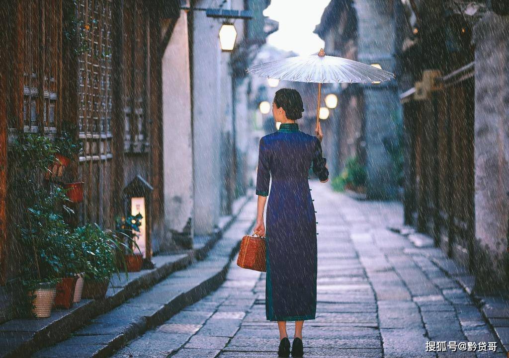 江南水乡的旗袍美女