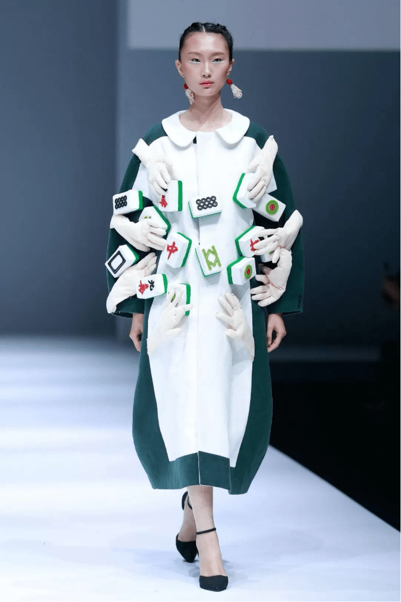 清华美院毕业设计大秀眯眯眼站着的美人还是跪着的眯眯眼