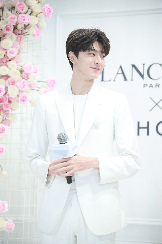 林一白西装造型帅气迷人 被夸肌肤吹弹可破一脸害羞_林一一