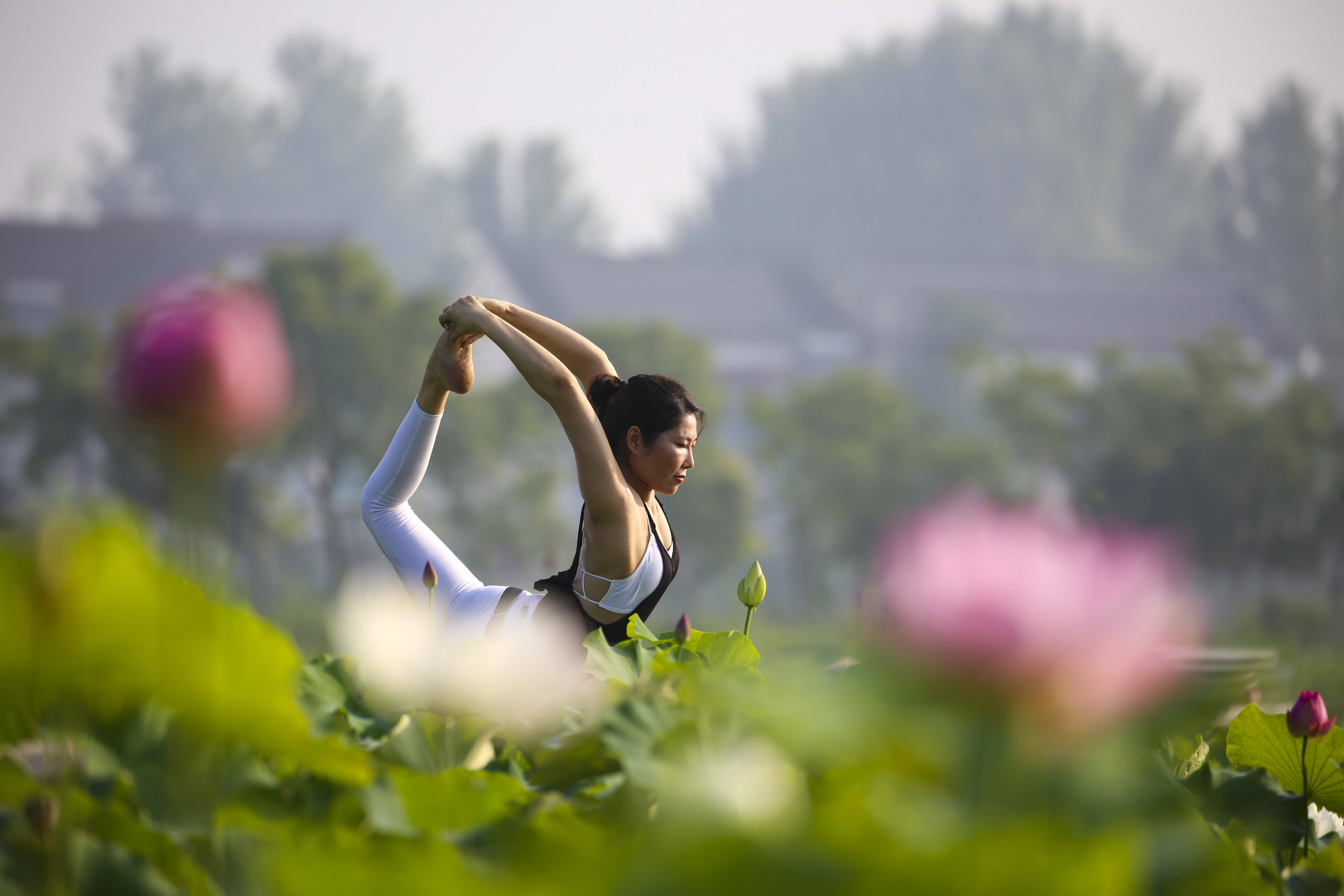 江苏泰州: 舒展身姿练瑜伽