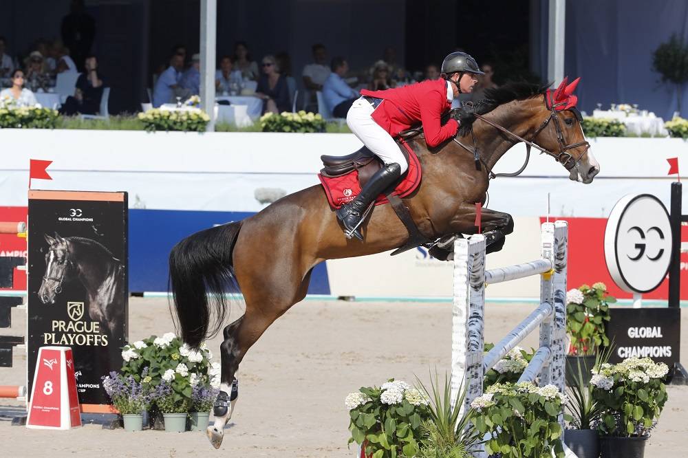 1/ 12 瑞典当地时间6月20日,2021浪琴环球马术冠军赛斯德哥尔摩站在