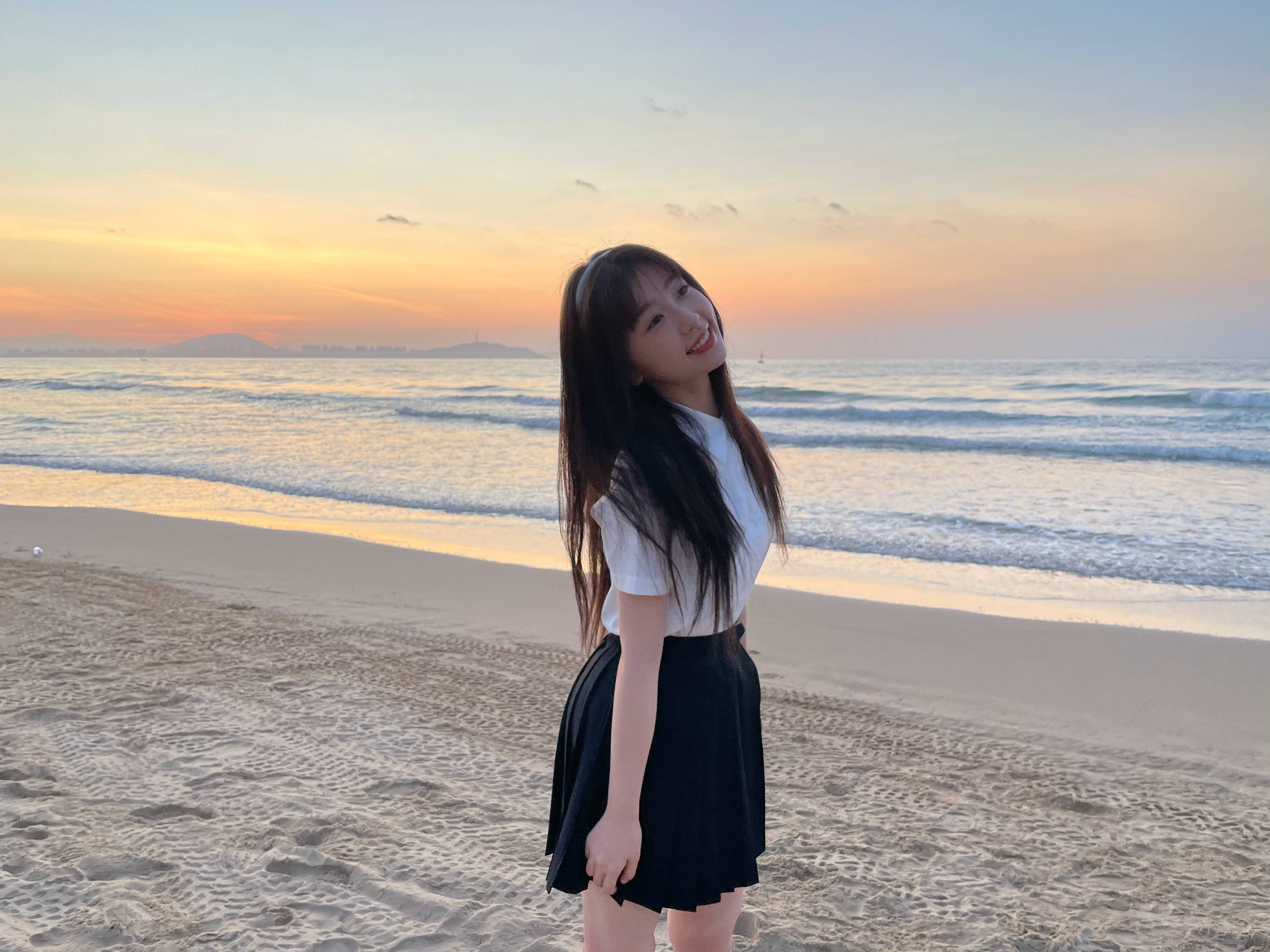 虞书欣和林小宅晒海边日出18宫格照,两人身穿"姐妹装" 元气满满!