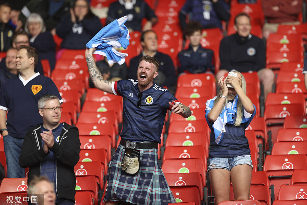 高清图:苏格兰vs克罗地亚 方格裙男球迷遍布看台